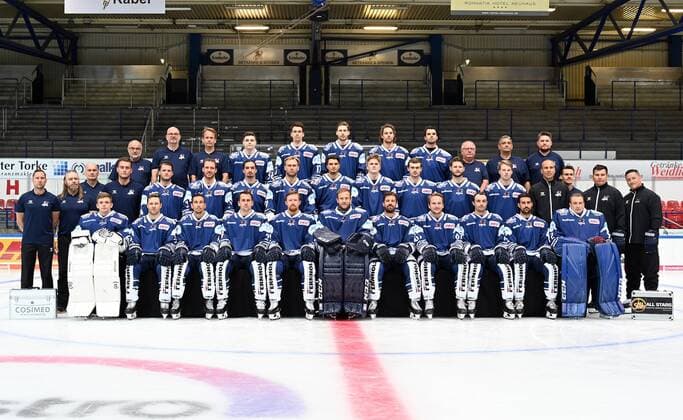 Iserlohn, Germany, 06 08 2019, season 2019 2020, DEL, Iserlohn Roosters, team photo and player portraits, team photo, team photo season 2019 2020 Iserlohn Roosters , sitting, from left to right Jonas Neffin, Bobby Raymond, Daine Todd, Jens Baxmann, Alexej Dmitriev, Anthony Peters, Mike Halmo, Marko Friedrich, Ryan OConnor, Alex Petan, Andreas Jenike , standing, 1 row, from left to right athletic trainer Bjoern Wienhold, physiotherapist Sven Kruse, team doctor Dr Dirk Mallmann, physiotherapist Fabio Wild, Chris Rumble, Jake Weidner, Daniel Weiß, Mike Hoeffel, Brody Sutter, Neal Samanski, Tobias Schmitz, Erik Buschmann, Goalkeeper Coach Anders Palm, Athletics Coach Oliver Isdepski, Co Coach Jim Midgley, Coach Jason OLeary , 2 row, from left to right Team Manager Charles Kirchhoff, Team Doctor Dr Bertram Braun, Team Doctor Dr Jochen Veit, René Behrens, Tim Fleischer, Julian Lautenschlager, Brett Findlay, Michael Clarke, Team Manager Guenther Kapfer, Team Manager Andre Grillo, Team Manager Thorsten Weber Iserlohn North Rhine Westphalia Germany eu images 09 521 023861 eu-images-521