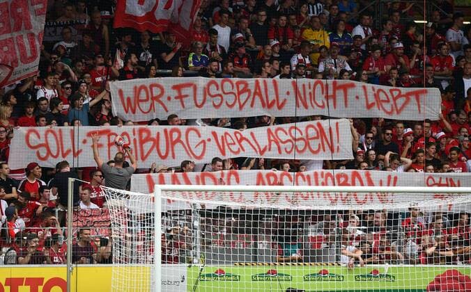 17 08 2019, xfux, football 1 Bundesliga, SC Freiburg 1 FSV Mainz 05, azspor, emspor, v l Fans SC Freiburg, fan, mood, jersey, scarf, flag, emotions with a banner against Mandic Protest DFL DFB REGULATIONS PROHIBIT ANY USE OF PHOTOGRAPHS as IMAGE SEQUENCES and or QUASI VIDEO Freiburg