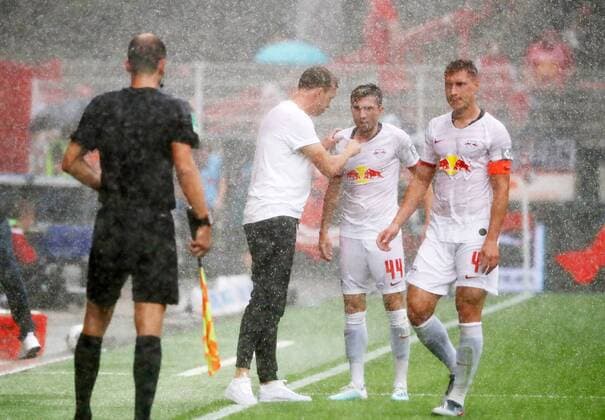 Union Berlin RB Leipzig Football Bundesliga Berlin, 18 08 2019, Stadion an der Alten Försterei, BuLi, 1 matchday , 1 FC Union Berlin vs RB Leipzig , Im Bild v l Trainer Julian Nagelsmann RB Leipzig , Kevin Kampl 44, RB Leipzig und Willi Orban 4, RB Leipzig im Starkregen, Regen , DFL regulations prohibit any use of photographs as image sequences and or quasi video ,