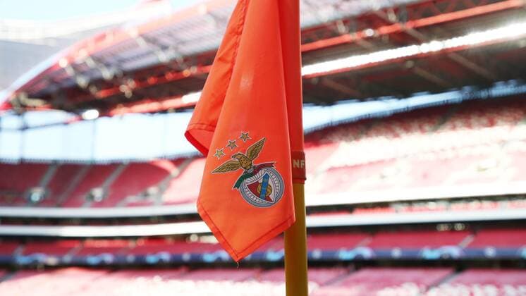 Lisbon RB Leipzig Football Champions League Lisbon, 17 09 2019, Est‡dio da Luz, Football, UEFA Champions League, Group G, 1 Matchday , Benfica Lisbon vs RB Leipzig , Im Bild Eckfahne mit dem Benfica Emblem , UEFA regulations prohibit any use of photographs as image sequences and or quasi video ,