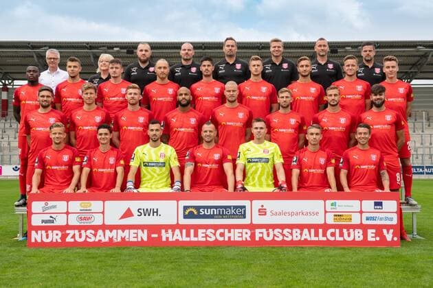HFC Hallescher Fussballclub e V 3 Liga, portrait date 2019 2020, team photo, hi series by li Ralf Heskamp Sports Director, HFC , Dagmar Schultze Technical Assistant , Walter Moissejenko Physiotherapist , Steve Rohr Physiotherapist , Mario Nickeleit Team Leader , Marian Unger Goalkeeper Coach , Michael Hiemisch Co Trainer , Torsten Ziegner Chef Trainer 2 Series v o and li Ishmael Schubert Abubakari , Erik Henschel , Niklas Kastenhofer , Björn Jopek , Dennis Mast , Nick Galle , Felix Drinkuth , Jannes Vollert , Florian Hansch 3 Reihe von o und li Jonas Nietfeld , Tobias Schilk , Mathias Fetsch , Terrence Boyd , Sebastian Mai , Jan Washausen , Pascal Sohm , Antonios Papadopoulos u Reihe v li Bentley Baxter Bahn , Niklas Landgraf , Kai Eisele Goalkeeper , Toni Lindenhahn , Tom Müller Goalkeeper , Julian Guttau , Patrick Göbel Halle Saale Sachsen Anhalt Germany