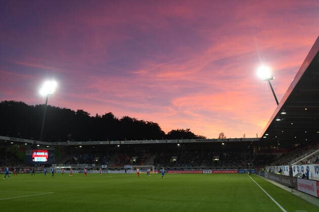 Floodlight and sunset during the match, 1 FC Heidenheim vs. SV Darmstadt 98, 2 Bundesliga, season 2019 2020, 7 matchdays, 20 09 2019, 1 FC Heidenheim vs. SV Darmstadt 98, 2 Bundesliga, season 2019 2020, 7 matchdays, 20 09 2019 Heidenheim an der Brenz Copyright: xEIBNER Florian_Schustx ep_fsu