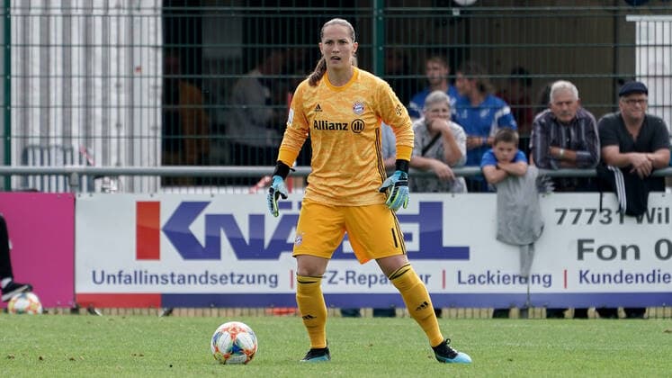 Laura Benkarth Goalkeeper, FCB, 1 , on the ball, clipping, full body, single picture, action, action, 22 09 2019, Willstätt Sand Germany , football, Flyeralarm Frauen Bundesliga, SC Sand FC Bayern München, DFB DFL REGULATIONS PROHIBIT ANY USE OF PHOTOGRAPHS AS IMAGE SEQUENCES AND OR QUASI VIDEO xozx