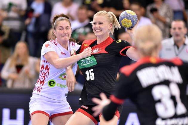 Kim Naidzinavicius Germany, SG BBM Bietigheim on the ball and Nataliya Kotsina Belarus, Gomel BLR ,GER, Germany Belarus, Belarus Handball, Womens international, Woman Qualifiers EHF EURO 2020, 25 09 2019, ,GER, Germany Belarus Handball, Womens international, 25 09 2019 Coburg Copyright: xEIBNER RolandxSippelx EP_RSL
