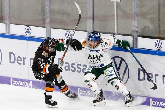 29 09 2019, xtgx, ice hockey DEL, Grizzlys Wolfsburg Augsburg Panther emspor, v l Wade Bergman Wolfsburg, 47 , Mitch Callahan Augsburg, 15 duel, duel, fight, tackle Wolfsburg