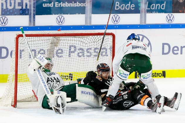 29 09 2019, xtgx, ice hockey DEL, Grizzlys Wolfsburg Augsburg Panther emspor, v l Olivier Roy Augsburg, 31 , Sebastian Furchner Wolfsburg, 17 , Henry Haase Augsburg, 4 Duel, Combat, tackle Wolfsburg