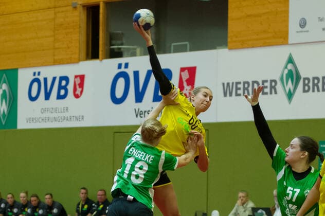 v li Denise Engelke SV Werder Bremen, 18 , Dana Bleckmann Borussia Dortmund, BVB, 66 at the throw, game scene, action, action, 05 10 2019, Bremen Germany , Handball, DHB Cup Women, SV Werder Bremen Borussia Dortmund xobx