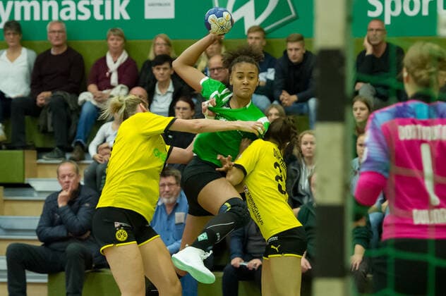 v li Aleksandra Zych Borussia Dortmund, BVB, 81 , Naomi Conze SV Werder Bremen, 5 and Asuka Fujita Borussia Dortmund, BVB, 27 in the triathlon, duel, match scene, action, action, 05 10 2019, Bremen Germany , Handball, DHB Cup Women, SV Werder Bremen Borussia Dortmund xobx