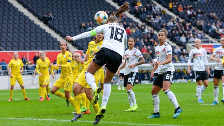 Melanie Leupolz Germany, 18 at the header, header, action, action, 05 10 2019, Aachen Germany , football, European Championship qualification women, Germany Ukraine, DFB DFL REGULATIONS PROHIBIT ANY USE OF PHOTOGRAPHS AS IMAGE SEQUENCES AND OR QUASI VIDEO xmhx