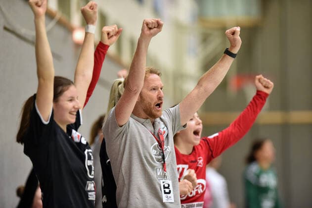 Cheers to Robert Nijdam Coach Bayer 04 Leverkusen M , Joanna Rode L and Elaine Rode R ,GER, HSG Bad Wildungen Vipers Bayer 04 Leverkusen, DHB Cup, Handball, Women, 05 10 2019, GER, HSG Bad Wildungen Vipers Bayer 04 Leverkusen, Handball, DHB Cup Women, 05 10 2019 Bad Wildungen Copyright: xEIBNER RolandxSippelx EP_RSL
