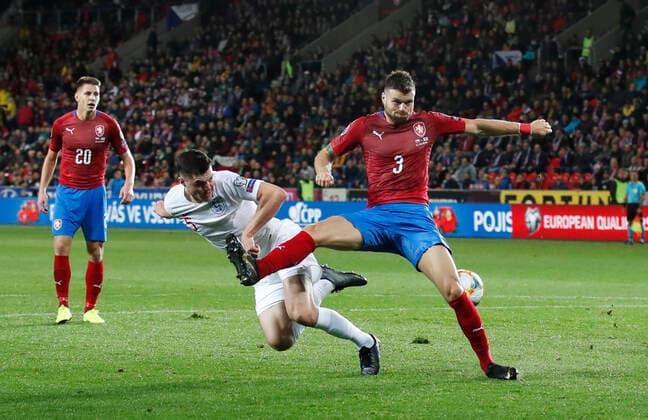 Michael Keane of England attempts a header which is blocked by Ondfej Celustka of Czech Republic during the UEFA EURO, EM, Europameisterschaft,Fussball 2020 Qualifying match at the Sinobo Stadium, Prague. Picture date: 11th October 2019. Picture credit should read: David Klein Sportimage EDITORIAL USE ONLY. No use with unauthorised audio, video, data, fixture lists, club league logos or live services. Online in-match use limited to 120 images, no video emulation. No use in betting, games or single club league player publications. SPI-0252-0092