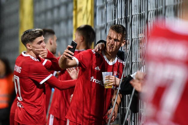 Florian Dietz Unterhaching, 11 makes a selfie with the fans, thanks the fans, thank you, thank you, celebrate, optimistic, 11 10 2019, Munich Germany, football, BFV Verbandspokal, quarter final, TSV 1860 Munich SpVgg Unterhaching xslx