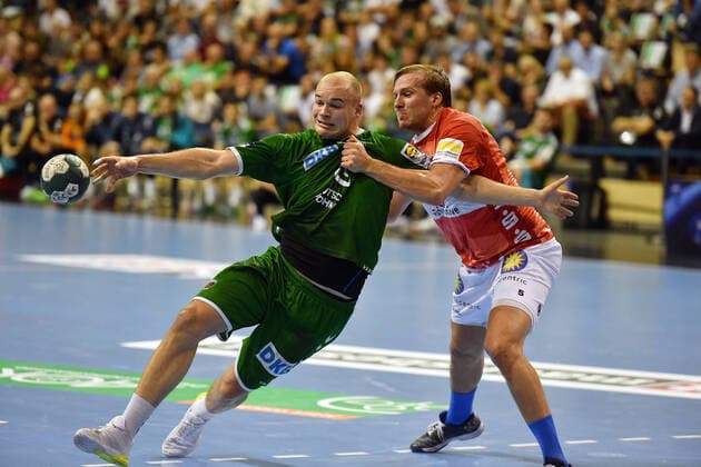 Paul Drux Füchse beim SWurf, right Max Darj Bergischer HC , Füchse Berlin Bergischer HC 1 Bundesliga, DKB Handballbundesliga, 2019 2020 Men, Men, Handball, Germany, Germany, Max Schmeling Halle Berlin, 13 10 2019