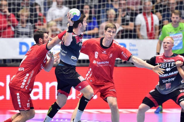 Michael Haass HC Erlangen am Bakk , Felix Danner MT Melsungen L , Finn Lemke MT Melsungen rear, M , GER, MT Melsungen HC Erlangen, Handball, 1 Bundesliga Maenner, 17 10 2019, GER, MT Melsungen HC Erlangen, Handball, 1 Bundesliga Maenner Melsungen Copyright: xEIBNER RolandxSippelx EP_RSL