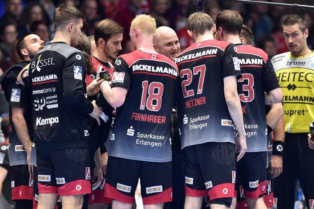 Adalsteinn Eyjolfsson coach HC Erlangen M in a time-out, Carsten Lichtlein goalkeeper HC Erlangen R , GER, MT Melsungen HC Erlangen, Handball, 1 Bundesliga Men, 17 10 2019, GER, MT Melsungen HC Erlangen, Handball, 1 Liga Men, 17 10 2019 Kassel Copyright: xEIBNER RolandxSippelx EP_RSL