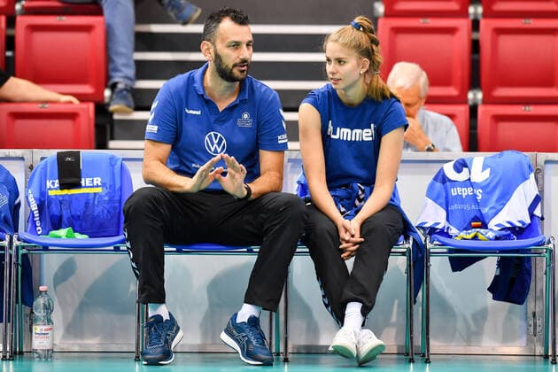 VBL Allianz MTV Stuttgart vs. VC Wiesbaden 26 10 2019 Allianz MTV Stuttgart, Volleyball, Bundesliga, Women, Season 2019 20, in blue, against VC Wiesbaden in pink , Giannis Athanasopoulos, left, with Pia Kästner, currently injured, Copyright: xBEAUTIFULxSPORTS TomxBlochx
