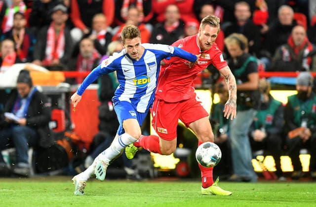 Lukas Klünter Hertha BSC , in duel with Sebastian Polter Union , 1 FC Union Berlin Hertha BSC Berlin 1 Bundesliga 2019 2020, season 2019 2020, football, soccer, DFL, soccer, men, Germany, Berlin, 1 11 2019 stadium Alte Foersterei DFL REGULATIONS PROHIBIT ANY USE OF PHOTOGRAPHS AS IMAGE SEQUENCES AND OR QUASI VIDEO