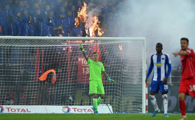 Rafael Gikiewicz Goalkeeper Union , in goal, behind in Hertha Block will be ignited 1 FC Union Berlin Hertha BSC Berlin 1 Bundesliga 2019 2020, season 2019 2020, football, football, DFL, soccer, men, Germany, Berlin, 1 11 2019 Stadium Alte Foersterei DFL REGULATIONS PROHIBIT ANY USE OF PHOTOGRAPHS AS IMAGE SEQUENCES AND OR QUASI VIDEO