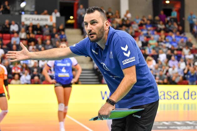 DVV Cup Allianz MTV Stuttgart vs. NawaRo Straubing 02 11 2019 Allianz MTV Stuttgart, volleyball, Bundesliga, women, season 2019 20, in blue, against NawaRo Straubing in orange, DVV Cup, round of 16, Stuttgart coach Giannis Athanasopoulos, Copyright: xBEAUTIFULxSPORTS TomxBlochx
