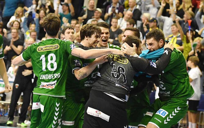 Mijajlo Marsenic Füchse , Jacob Tandrup Holm Füchse , Hans Lindberg Füchse , and others cheer Dejan Milosavljev Goalkeeper Füchse , after the Spiuel Füchse Berlin Rhein Neckar Löwen 1 Bundesliga, DKB Handballbundesliga, 2019 2020 Men, Men, Men, Handball, Germany, Max Schmeling Halle Berlin, 3 11 2019