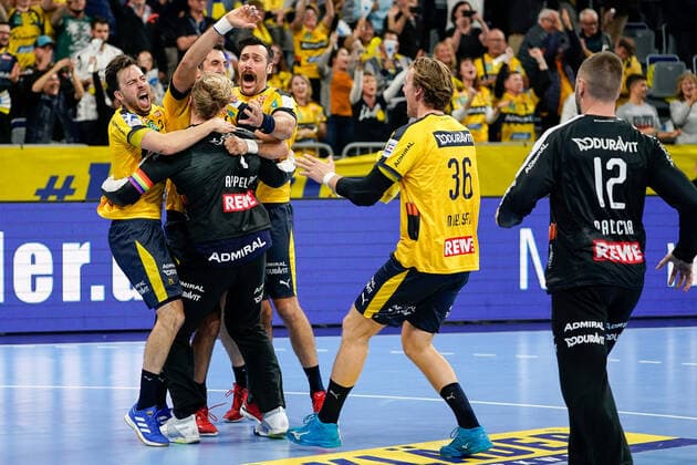 v left Patrick Groetzki RNL, 24 , Ilija Abutovic RNL, 20 , Mikael Alf Appelgren Goalkeeper, RNL, 1 , Gedeon Guardiola RNL, 30 , Jesper Nielsen RNL, 36 , Andreas Palicka Goalkeeper, RNL, 12 , Cheers after the final whistle, victory, winner, winner, cheers, jubilate, joy, optimistic, highlight, action, action, player of the Rhein Neckar Löwen, 07 11 2019, Mannheim Germany , handball, Bundesliga, Rhein Neckar Löwen THW Kiel xozx