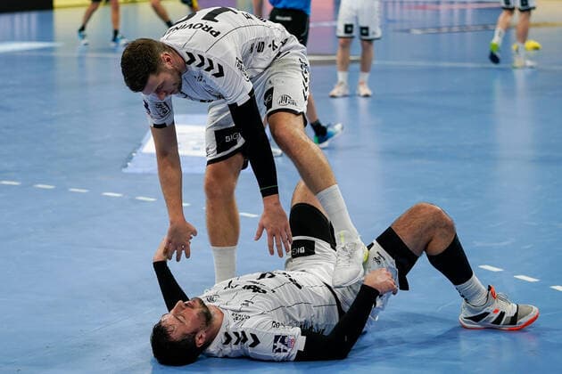 v li Niclas Ekberg THW, 18 and Domagoj Duvnjak THW, 4, on the floor, disappointed about the defeat, disappointment after the final whistle, highlight, loser, lost, frustration, disappointed, pessimistic, 07 11 2019, Mannheim Germany , Handball, Bundesliga, Rhein Neckar Löwen THW Kiel xozx