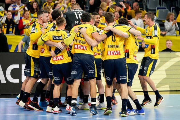 Player of the Rhein Neckar Löwen, cheers after the final whistle, victory, winner, winner, cheers, cheers, joy, optimistic, highlight, action, action, 07 11 2019, Mannheim Germany , handball, Bundesliga, Rhein Neckar Löwen THW Kiel xozx