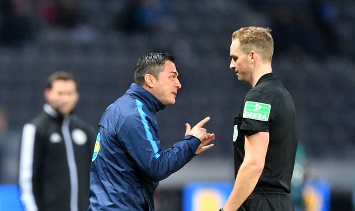 Ante Covic Trainer Hertha BSC , disappointed on the sidelines and dissatisfied with referee Sören Storks Hertha BSC Berlin RB Leipzig 1 Bundesliga 2019 2020, 1 BL, 1 Bundesliga, DFL, Football, Soccer, Soccer, Men, Men, Men, Germany, Germany Berlin, 9 11 2019, Olympiastadion DFL REGULATIONS PROHIBIT ANY USE OF PHOTOGRAPHS AS IMAGE SEQUENCES AND OR QUASI VIDEO AS IMAGE SEQUENCES AND OR QUASI VIDEO VIDEO ANY USE OF PHOTOGRAPHS