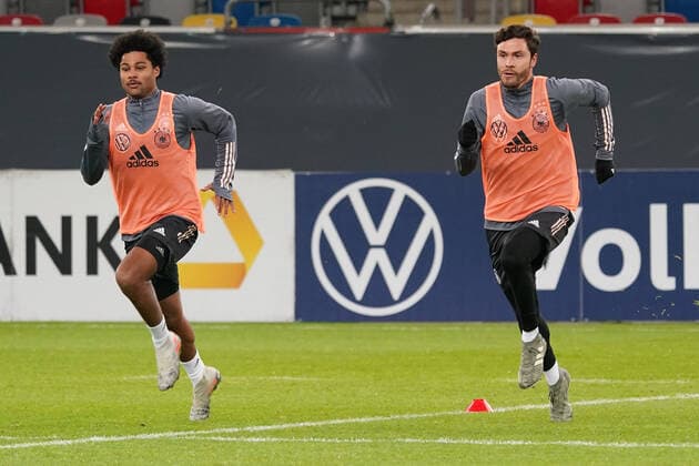 GER, Training The Team, Germany GER vs Belarus BLR 13 11 2019, Merkur Spiel Arena, Duesseldorf, GER, Training The Team, Germany GER vs Belarus BLR , DFB regulations prohibit any use of photographs as image sequences and or quasi video im Bild picture shows Lauftraining Serge Gnabry Deutschland GER 20 , Jonas Hector Deutschland GER , nordphotox xMeuter nph00351
