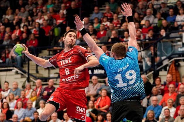 v li Gunnar Dietrich The Owls, 8 , Luca de Boer HSG Nordhorn, 19 , at the jump throw, throw, goal throw, action, game scene, 17 11 2019, Ludwigshafen am Rhein Germany , Handball, Bundesliga, TSG Ludwigshafen Friesenheim The Owls HSG Nordhorn Lingen xozx