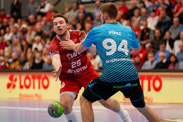 v li Dominik Mappes The Owls, 25 , Georg Pöhle HSG Nordhorn, 94 , duel, game scene, duel, duel, tackle, tackling, dynamics, action, action, 17 11 2019, Ludwigshafen am Rhein Germany , handball, Bundesliga, TSG Ludwigshafen Friesenheim The Owls HSG Nordhorn Lingen xozx