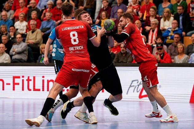 v li Gunnar Dietrich The Owls, 8 , Luca de Boer HSG Nordhorn, 19 , Alexander Falk The Owls, 20 , Duel, duel, duel, tackle, tackling, dynamics, action, action, 17 11 2019, Ludwigshafen am Rhein Germany , Handball, Bundesliga, TSG Ludwigshafen Friesenheim The Owls HSG Nordhorn Lingen, DFB DFL REGULATIONS PROHIBIT ANY USE OF PHOTOGRAPHS AS IMAGE SEQUENCES AND OR QUASI VIDEO xozx