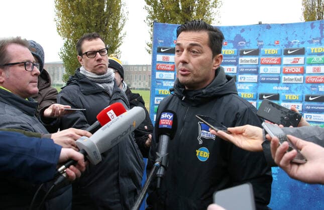 GER, 1 FBL, DFL,, Hertha BSC Training 25 11 2019, Sportpark, Berlin, GER, 1 FBL, DFL,, Hertha BSC Training, DFL, regulations prohibit any use of photographs as image sequences and or quasi video in picture head coach head coach Ante Covic Hertha BSC Berlin nordphotox xEngler nph00076