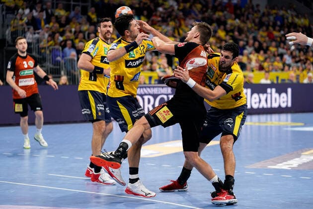 v li Gedeon Guardiola RNL, 30 , Alexander Petersson RNL, 32 , Fabian Böhm Hannover, 20 , Ilija Abutovic RNL, 20 , duel, game scene, duel, duel, tackle, tackling, dynamics, action, action, 04 12 2019, Mannheim Germany , handball, DHB Cup, Rhein Neckar Löwen TSV Hannover Burgdorf xozx