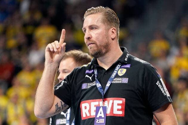 Oliver Roggisch Sports Director, RNL raises the index finger, gives instructions, gesticulates, gesticulate with the arms, gives instructions, gesticulate, single picture, action, action, 04 12 2019, Mannheim Germany , Handball, DHB Pokal, Rhein Neckar Löwen TSV Hannover Burgdorf xozx