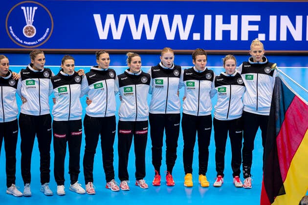 Handball, Womens World Cup 2019, preliminary round, Group B, 5 Matchday , Germany Korea v li Alicia Stolle Germany Thueringer HC , Torhueterin Isabell Roch Germany Dortmund , Julia Behnke Germany Rostov Don , Goalkeeper Dinah Eckerle Germany SG BBM Bietigheim , Meike Schmelzer Germany Thueringer HC , Alina Grijseels Germany Dortmund ,Amelie Berger Germany Bietigheim , Kim Naidzinavicius Germany Bietigheim Yamaga Yamaga Overall Gymnasium Kumamoto Japan