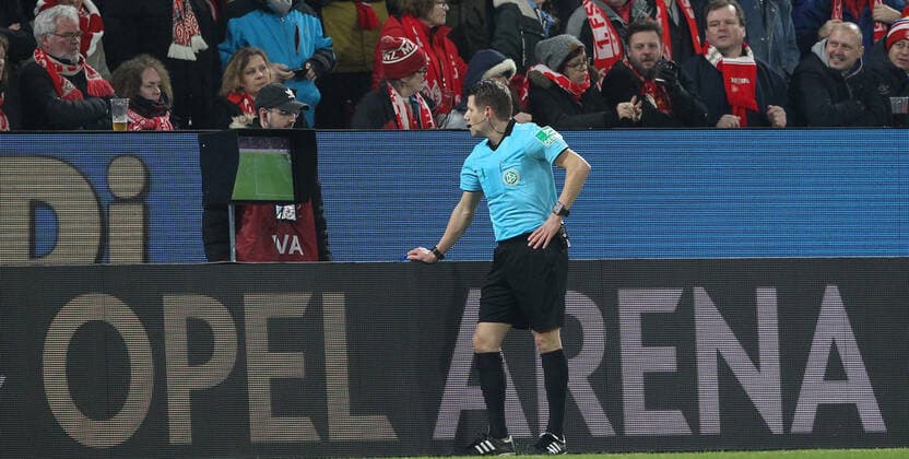 Referee Patrick Ittrich takes another look at the scene after the alleged 1 0 for Leverkusen by Volland, decides on handball in front of goal, football, 1 Bundesliga 1 FSV Mainz 05 Bayer 04 Leverkusen, 17 matchday on 21 12 2019, season 2019 20, ,m05, ZmdZ, According to the rules of the DFL German Football League, it is prohibited to use or have used photographs taken in the stadium and or of the match in the form of sequence images and or video-like photo sequences DFL regulations prohibit any use of photographs as image sequences and or quasi video 1 FSV Mainz 05 Bayer 04 Leverkusen
