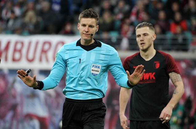 GER, 1 FBL, RasenBallsport Leipzig vs FC Augsburg 21 12 2019 , Leipzig, Red Bull Arena, GER, 1 FBL, Season 2019 2020, 17 Matchday, RasenBallsport Leipzig vs FC Augsburg in the picture Referee Daniel Siebert gives instructions, behind him Jeffrey Gouweleeuw Augsburg DFL regulations prohibit any use of photographs as image sequences and or quasi video
