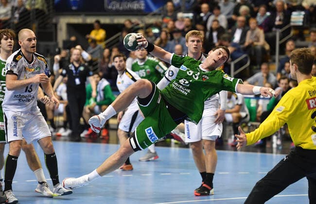 Mijajlo Marsenic Füchse , at the throw, front Joel Birlehm goalkeeper Leipzig , back Franz Semper Leipzig , Füchse Berlin SC DHFK Leipzig 1 Bundesliga, DKB Handballbundesliga, 2019 2020 Men, Men, Men, Handball, Germany, Germany, Max Schmeling Halle Berlin, 26 12 2019