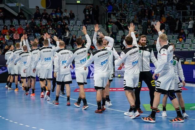 Players of the German selection DHB clap themselves before the game, motivate themselves on the game, motivation, anticipation, confidence, confident, action, action, 04 01 2020, Mannheim Germany, Handball, international, Germany Iceland xozx