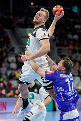 from left Julius Kühn DHB, 35 , Arnor Thor Gunnarsson HSI, Iceland, 17 , at the jump shot, throw, goal shot, action, action, game scene, 04 01 2020, Mannheim Germany , Handball, international, Germany Iceland xozx