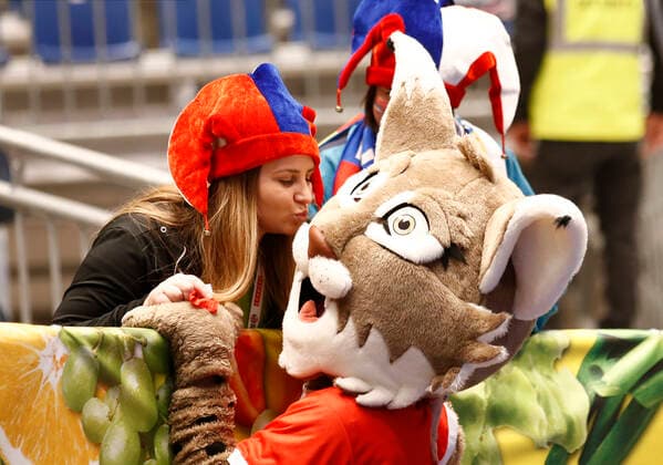09 01 2020, Stadthalle, Graz, AUT, EHF Euro 2020, Belarus vs. Serbia, group A, in the picture Serbian fans with the mascot of the EM Serbian fans with the mascot of the championships during the EHF 2020 European Handball Championship, group A match between Belarus and Serbia at the Stadthalle in Graz, Austria on 2020 01 09 Pictures © 2020, PhotoCredit Erwin Scheriau Graz EP_ies