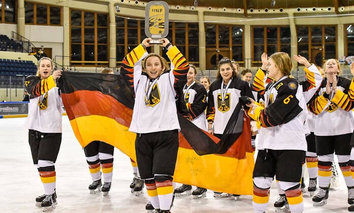 GER, IIHF Ice Hockey U18 Women s World Championship DIV I Group A, award ceremony 09 01 2020, BLZ Arena, Füssen Fuessen, GER, IIHF Ice Hockey U18 Women s World Championship DIV I Group A, award ceremony, in the picture the German team celebrates its success, Fine Raschke GER, 19 , Luisa Welcke GER, 13 with cup, Nina Christof GER, 6 nordphotoxHafner nph00200