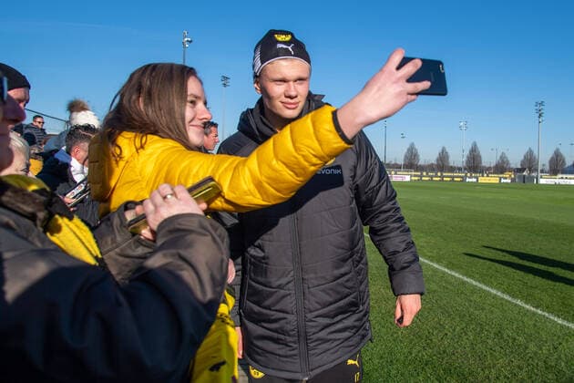 Eerling HAALAND DO gives autographs after the training and makes Selfies with the fans, photo, mobile phone, autograph, sign, sign, signed, signed, signature, half figure, half figure, gesture, gesture, fan, fans, spectators, trailers, supporters, soccer 1 Bundesliga, training, Borussia Dortmund DO on 21 01 2020 in Dortmund Germany Â
