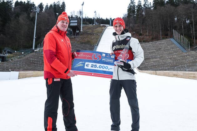 09 02 2020, Muehlenkopfschanze, Willingen, GER, FIS World Cup Skijumping, Willingen, men, award ceremony, in the picture Stephan Leyhe GER , Jurgen Hensel SC Willingen President after the winner ceremony for the men s FIS Skijumping World Cup at the Muehlenkopfschanze in Willingen, Germany on 2020 02 09 Willingen EP_tad