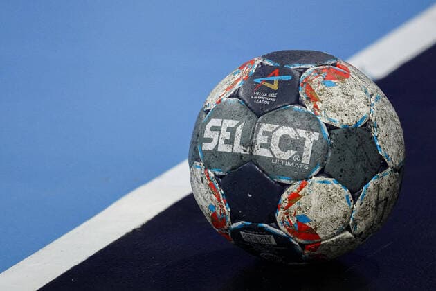 A ball of the brand Select Ultimate lies on the hall floor, official match ball, official match ball, symbol photo, symbol image, symbol, 20 02 2020, Mannheim Germany , Handball, Bundesliga, Rhein Neckar Löwen TBV Lemgo Lippe xozx