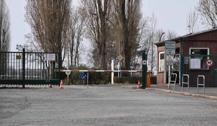 Football, men, season 2019 2020, 1 Bundesliga, Herha BSC in the phase of coronavirus game break, a player from Hertha is indicated, all must be in quarantine, symbol image, lowered barrier at the training ground Hanns Braun Straße, 17 03 2020, Copyright: xMatthiasxKochx