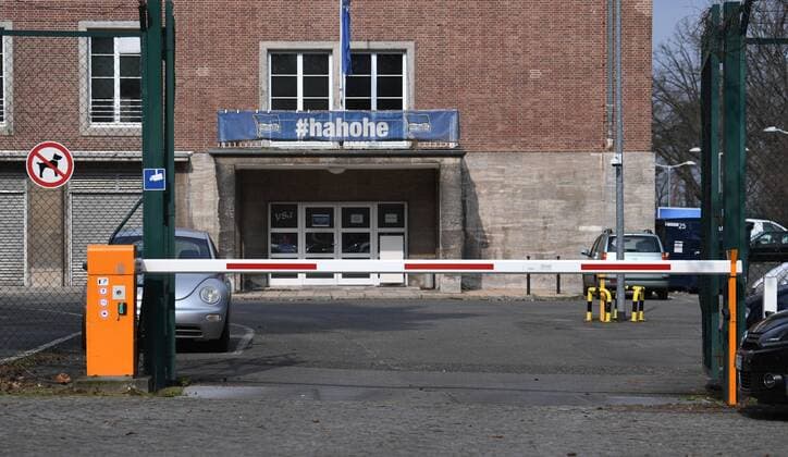 Football, men, season 2019 2020, 1 Bundesliga, Herha BSC in the phase of coronavirus game break, a player from Hertha is indicated, all must be in quarantine, symbol image, lowered barrier at the training ground Hanns Braun Straße, 17 03 2020, Copyright: xMatthiasxKochx