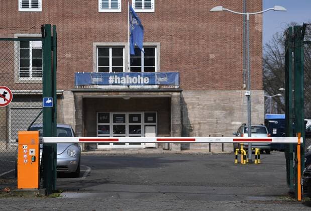 Football, men, season 2019 2020, 1 Bundesliga, Herha BSC in the phase of coronavirus game break, a player from Hertha is indicated, all must be in quarantine, symbol image, lowered barrier at the training ground Hanns Braun Straße, 17 03 2020, Copyright: xMatthiasxKochx