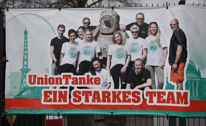 Football, men, season 2019 2020, 1 Bundesliga, 1 FC Union Berlin in the phase of the Coronavirus game break, in the picture the employees of the Union Tanke, the scene Köpenick organized at the Union Tanke at the S station Köpenick a gift fence for unused hygiene articles, durable food and usable clothing, the first things are already hanging, 31 03 2020, Copyright: xMatthiasxKochx